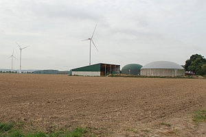 Biogas und Windkraftanlage