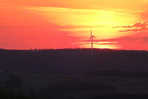 Windrad vor Sonnenuntergang